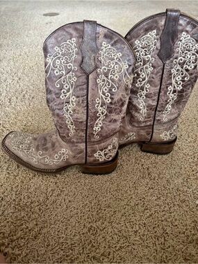Women's Embroidered Western Boots